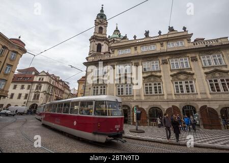 PRAGUE, RÉPUBLIQUE TCHÈQUE - 2 novembre, 2019 : Tram passant par l'arrêt de la place Malostranske Namesti, dans le quartier de Mala Strana, l'un des plus touristique sp Banque D'Images