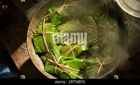 Tamales guatémaltèques (cosse de maïs cuite avec de la viande, enveloppée dans des feuilles de banane) cuites en pot. Tradition de Noël au lac Atitlán, Guatemala. Déc 2018 Banque D'Images