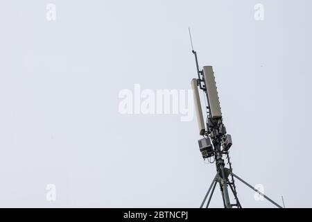 Station de base de téléphone mobile, équipée d'antenne 3G, 4G et 5G, au sommet d'un bâtiment européen, utilisée pour la couverture du réseau de téléphonie cellulaire, la réception Banque D'Images