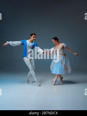 De jeunes danseurs de ballet gracieux comme des personnages de fairella sur fond de studio. Art, mouvement, action, flexibilité, inspiration concept. Danse de danse caucasienne flexible dansant, dansant. Banque D'Images