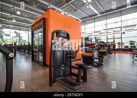 Francfort, Allemagne. 27 mai 2020. Les lignes sont enregistrées sur un équipement de fitness pour rappeler aux gens de garder des distances sociales dans une salle de gym à Iserlohn, Allemagne, 27 mai 2020. Le gouvernement fédéral allemand et les 16 États ont convenu en principe de maintenir les restrictions de contact avec le coronavirus en place jusqu'en juin 29, a annoncé le Bureau fédéral de presse mardi soir. Credit: Joachim Bywaletz/Xinhua/Alay Live News Banque D'Images