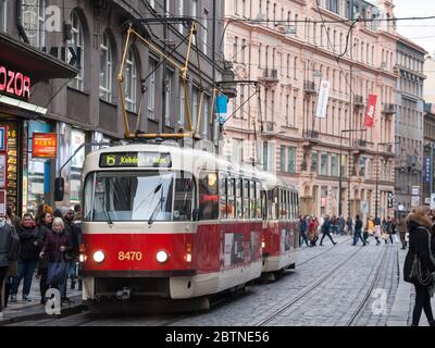 PRAGUE, TCHÉQUIE - 2 NOVEMBRE 2019: Tram de Prague, ou appelé Prazske tramvaje, Tatra T3 modèle, dans la vieille ville, bondé de navetteurs. Géré par DPP, Banque D'Images