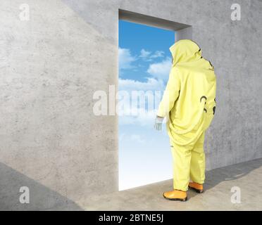 homme en costume de protection chimique jaune regarde dans l'ouverture dans le mur avec le ciel. rendu 3d Banque D'Images