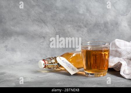 Kombucha ou cidre, boisson fermentée sur fond gris. Une boisson saine probiotique est Kombucha. Banque D'Images