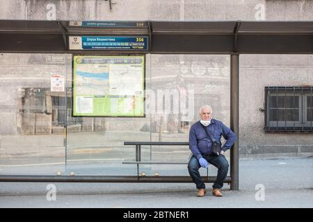 BELGRADE, SERBIE - 23 AVRIL 2020 : ancien homme âgé portant un masque respiratoire en attente de transport à un arrêt de bus de Belgrade, pendant la cor Banque D'Images