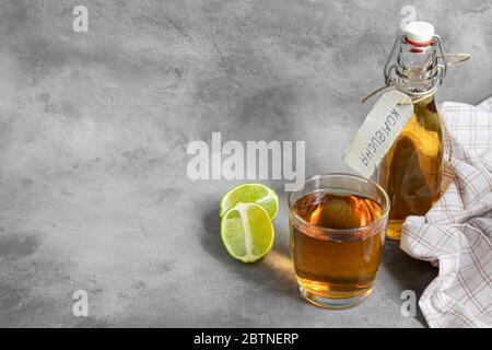 Kombucha ou cidre, boisson fermentée sur fond gris. Une boisson saine probiotique est Kombucha. Banque D'Images