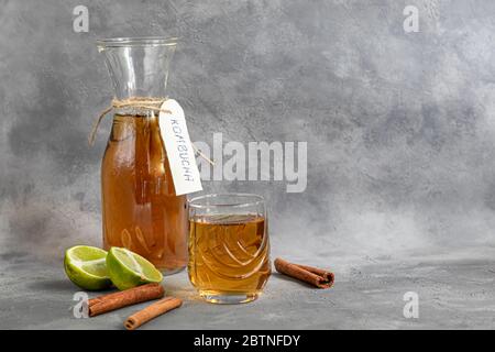 Kombucha ou cidre, boisson fermentée sur fond gris. Une boisson saine probiotique est Kombucha. Banque D'Images