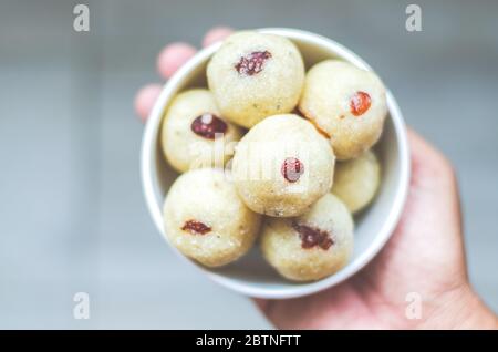 Rava Ladoo aux raisins secs et aux noix Banque D'Images