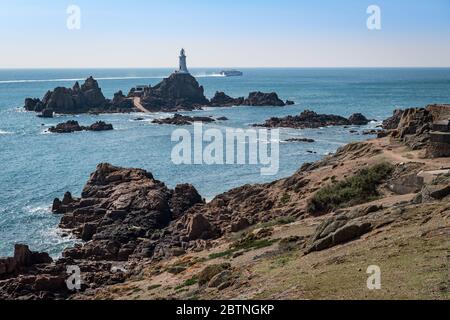 La marée haute couvre la chaussée menant au phare de la Corbière, Jersey, îles Anglo-Normandes, Royaume-Uni Banque D'Images