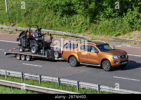 2017 Nissan Navara Tekna DCI auto en bronze jaune; véhicules mobiles pour la circulation routière, voitures conduisant des véhicules sur les routes britanniques, moteurs, conduite sur l'autoroute M6 Banque D'Images