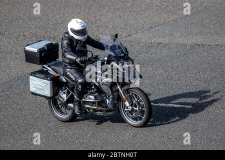 BMW R 1200 GS Adventure ; motocycliste ; transport à deux roues, motos, véhicule, routes, motos, motocyclistes, motocyclistes qui se conduisent sur l'autoroute M6 Chorley, Royaume-Uni Banque D'Images