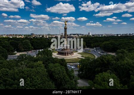 Berlin, Allemagne. 27 mai 2020. Les nuages peuvent être vus dans le ciel au-dessus de la colonne de la victoire. (Photo aérienne avec drone) crédit: Paul Zinken/dpa-zb-Zentralbild/dpa/Alay Live News Banque D'Images