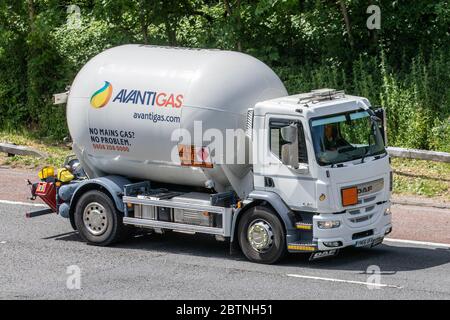 Avanti Gas ; camion-citerne à combustible liquide ; camions de livraison de transport, camion, transport, camion, transporteur de fret, véhicule, industrie européenne du transport commercial HGV, M6 à Manchester, Royaume-Uni Banque D'Images