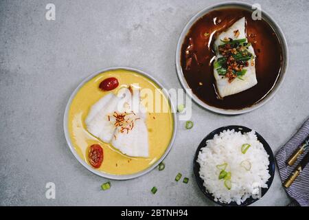 Flet de poisson cuit à la vapeur, sauce soja et sauce au safran de curry, vue du dessus Banque D'Images