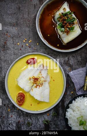 Flet de poisson cuit à la vapeur, sauce soja et sauce au safran de curry, vue du dessus Banque D'Images