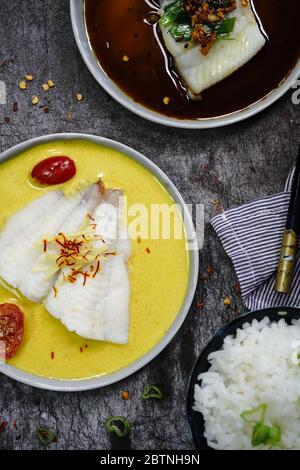 Flet de poisson cuit à la vapeur, sauce soja et sauce au safran de curry, vue du dessus Banque D'Images