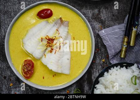 Flet de poisson cuit à la vapeur, sauce soja et sauce au safran de curry, vue du dessus Banque D'Images