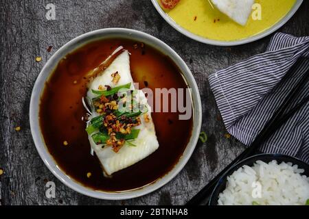 Flet de poisson cuit à la vapeur, sauce soja et sauce au safran de curry, vue du dessus Banque D'Images