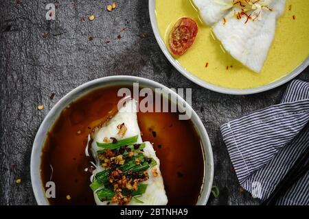 Flet de poisson cuit à la vapeur, sauce soja et sauce au safran de curry, vue du dessus Banque D'Images