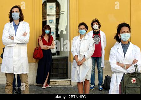 Roma, Italie. 27 mai 2020. Rome 27 mai 2020. Montecitorio. Démonstration des jeunes médecins, étudiants en médecine et stagiaires pour protester contre le "décret de relance économique" la mauvaise attention aux jeunes manteaux blancs. Photo Samantha Zucchi Insidefoto Credit: Insidefoto srl/Alay Live News Banque D'Images