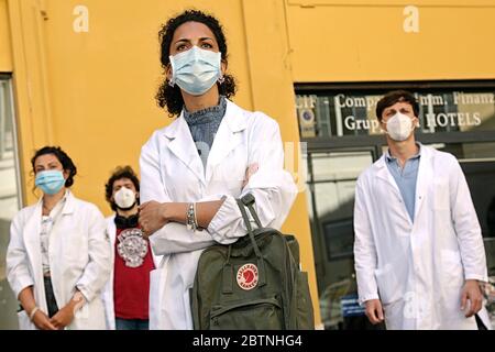 Roma, Italie. 27 mai 2020. Rome 27 mai 2020. Montecitorio. Démonstration des jeunes médecins, étudiants en médecine et stagiaires pour protester contre le "décret de relance économique" la mauvaise attention aux jeunes manteaux blancs. Photo Samantha Zucchi Insidefoto Credit: Insidefoto srl/Alay Live News Banque D'Images