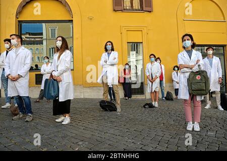 Roma, Italie. 27 mai 2020. Rome 27 mai 2020. Montecitorio. Démonstration des jeunes médecins, étudiants en médecine et stagiaires pour protester contre le "décret de relance économique" la mauvaise attention aux jeunes manteaux blancs. Photo Samantha Zucchi Insidefoto Credit: Insidefoto srl/Alay Live News Banque D'Images