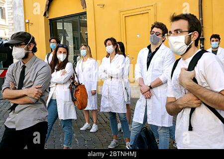 Roma, Italie. 27 mai 2020. Rome 27 mai 2020. Montecitorio. Démonstration des jeunes médecins, étudiants en médecine et stagiaires pour protester contre le "décret de relance économique" la mauvaise attention aux jeunes manteaux blancs. Photo Samantha Zucchi Insidefoto Credit: Insidefoto srl/Alay Live News Banque D'Images