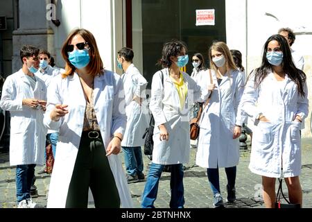 Roma, Italie. 27 mai 2020. Rome 27 mai 2020. Montecitorio. Démonstration des jeunes médecins, étudiants en médecine et stagiaires pour protester contre le "décret de relance économique" la mauvaise attention aux jeunes manteaux blancs. Photo Samantha Zucchi Insidefoto Credit: Insidefoto srl/Alay Live News Banque D'Images