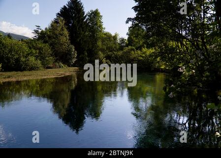 Italie, les splendides eaux vertes profondes de la rivière Livenza Banque D'Images