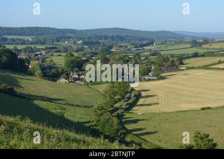 Vue depuis le circuit Donkey Lane sur les champs de ferme verdoyants en été, en direction d'Oborne et Sherborne, Dorset, Angleterre, Banque D'Images