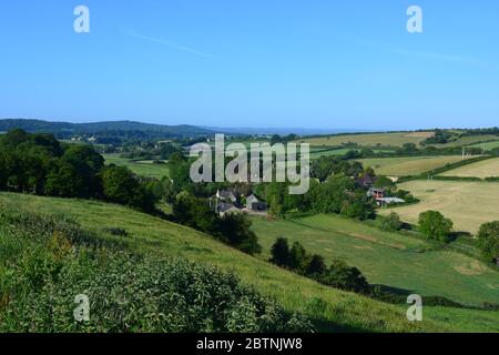 Vue depuis le circuit Donkey Lane sur les champs de ferme verdoyants en été, en direction d'Oborne et Sherborne, Dorset, Angleterre, Banque D'Images