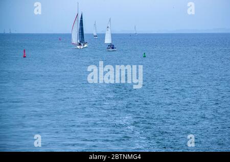 Vte, Allemagne. 25 mai 2020. Des bateaux à voile sont sur la mer Baltique entre les îles de Rügen et Hiddensee. Credit: Jens Büttner/dpa-Zentralbild/ZB/dpa/Alay Live News Banque D'Images