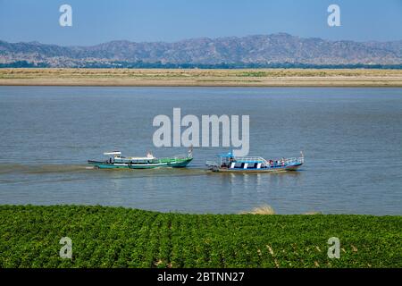 Trafic fluvial sur la rivière Irrawaddy (Ayeyarwady), Bagan, région de Mandalay, Myanmar. Banque D'Images