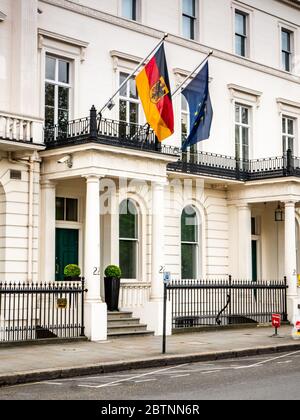 Ambassade d'Allemagne, Londres, Royaume-Uni. Les drapeaux allemands et européens survolant une entrée de l'ambassade d'Allemagne sur la place Belgravia. Banque D'Images