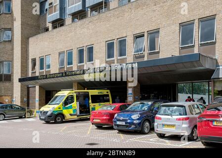 Royal Brompton Hospital & Harefield NHS Foundation Trust, avec voitures et ambulance garées à l'extérieur, London Borough of Chelsea Banque D'Images