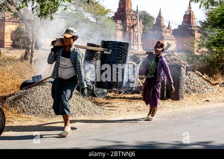 Les hommes locaux font le resurfaçage D'UNE route, Bagan, région de Mandalay, Myanmar. Banque D'Images