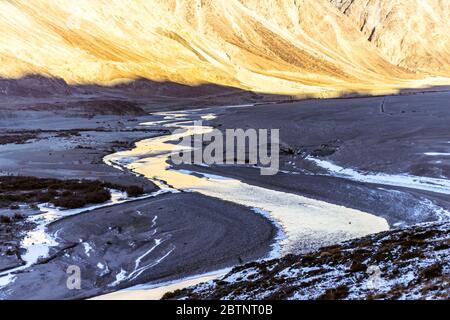 Les coulées brutales et sinueuses de la rivière Shyok dans la vallée de Nubra, Ladakh, Jammu et Cachemire, Inde, Asie. Beauté naturelle du Ladakh en Inde. Montagnes enneigées. Banque D'Images