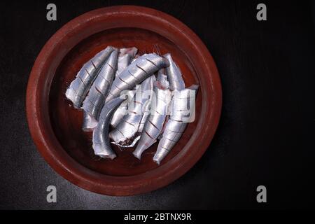 Des sardines fraîches coupées à la tête et préparées pour cuisiner de la sauce et des frites maison au kerala du sud de l'inde Banque D'Images