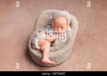 nouveau-né bébé petite fille. un nouveau-né dans une chaise. première séance photo Banque D'Images