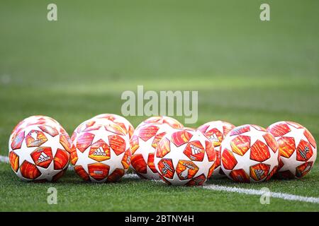 MADRID, ESPAGNE - 31 MAI 2019 : les balles de match officielles photographiés lors d'une séance d'entraînement tenue un jour avant la finale de la Ligue des champions de l'UEFA 2018/19 entre Tottenham Hotspur (Angleterre) et le Liverpool FC (Angleterre) à Wanda Metropolitano. Banque D'Images