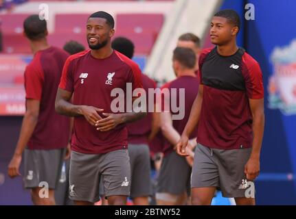 MADRID, ESPAGNE - 31 MAI 2019 : Georginio Wijnaldum de Liverpool (L) et Rhian Brewster de Liverpool (R) photographiés lors d'une séance d'entraînement tenue un jour avant la finale de la Ligue des champions de l'UEFA 2018/19 entre Tottenham Hotspur (Angleterre) et le Liverpool FC (Angleterre) à Wanda Metropolitano. Banque D'Images