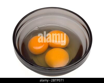 trois jaunes d'œufs dans une tasse Banque D'Images