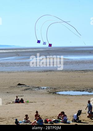 Burnham on Sea, Somerset. 27 mai 2020. Météo Royaume-Uni. Cerf-volant sur Burnham sur Sea Beach, pendant le verrouillage partiel de Covid-19. Restez à l'extérieur des plages toujours régurgrées. Crédit photo Robert Timoney/Alay/Live/News Banque D'Images