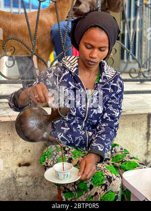 Femme qui verse du café dans une tasse, Danakil Dépression, région d'Afar, Éthiopie, Afrique Banque D'Images