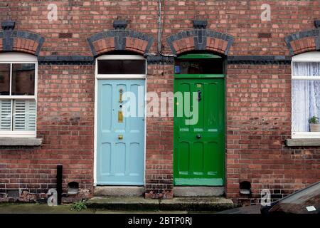 Deux des portes colorées très célèbres de Dublin dans le quartier des libertés de la ville irlandaise Banque D'Images