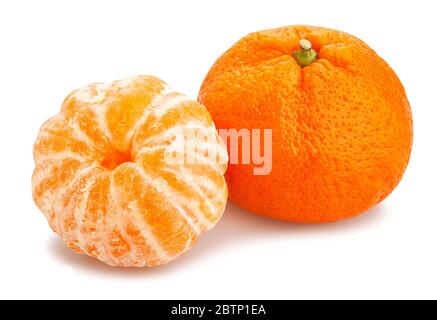 chemin de mandarine pelée isolé sur blanc Banque D'Images