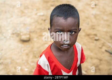 Pauvre petit garçon dans le taudis, Melabday, Asso Bhole, Danakil Dépression, région d'Afar, Éthiopie, Afrique Banque D'Images