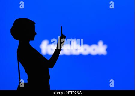 NEW YORK, ÉTATS-UNIS, 25. MAI 2020: Facebook en ligne médias sociaux et réseaux sociaux jeune femme adulte prenant des photos sur smartphone. Logo de Facebook sur disp Banque D'Images