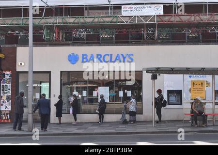 Londres, Royaume-Uni. 27 mai 2020. Distance sociale à Londres. De longues files d'attente se poursuivent à l'extérieur des banques et des bureaux de poste. Jonction de Barclays Clapham. Credit: JOHNNY ARMSTEAD/Alamy Live News Banque D'Images