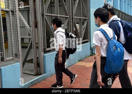 Hong Kong. 27 mai 2020. Les élèves entrent dans une école secondaire à Tsuen WAN dans les nouveaux Territoires de l'Ouest de Hong Kong, au sud de la Chine, le 27 mai 2020. Les écoles de Hong Kong rouvriront progressivement depuis mercredi, comme annoncé précédemment. Crédit: Lo Ping Fai/Xinhua/Alay Live News Banque D'Images